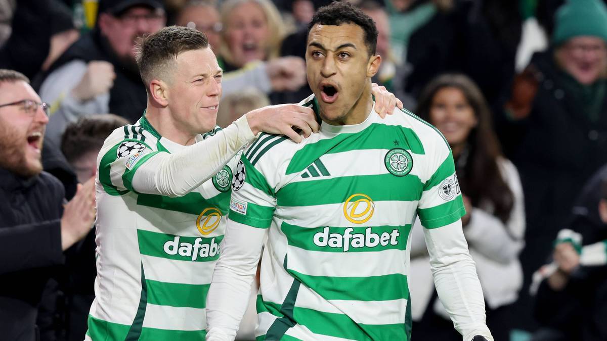 Dw&oacute;ch piłkarzy w zielono-białych koszulkach klubowych celebruje sukces na boisku.