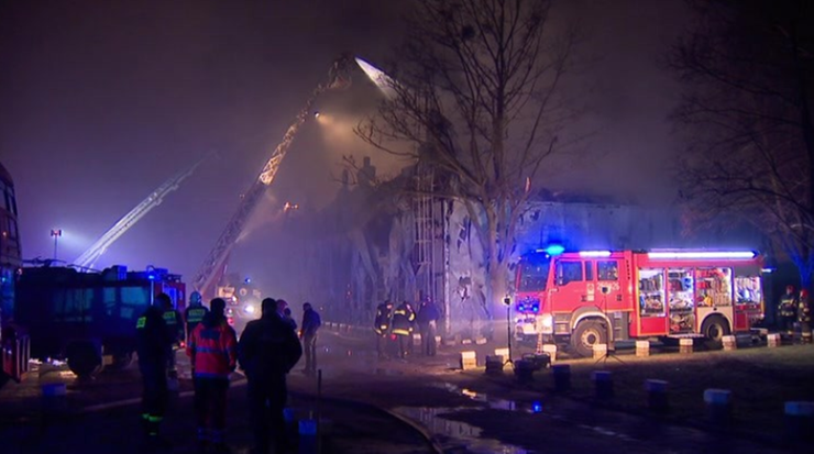 Spłonęła hala w Poznaniu. Nie było żadnych ofiar
