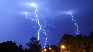 30.06.2022 05:58 Nie tylko żar, ale też gwałtowne burze. Podtopienia, grad wielkości kurzego jaja i wichury