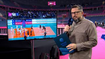 Jakub Bednaruk podczas analizy meczu siatk&oacute;wki PGE Projekt Warszawa - Asseco Resovia Rzesz&oacute;w.