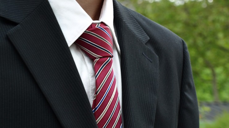 Zniesiono obowiązek noszenia krawatów w brytyjskim parlamencie