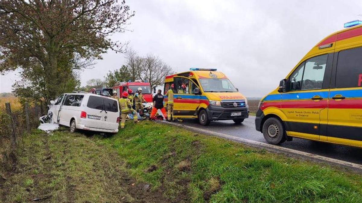 Wypadek busa z dziećmi pod Wrześnią. Lądował śmigłowiec LPR