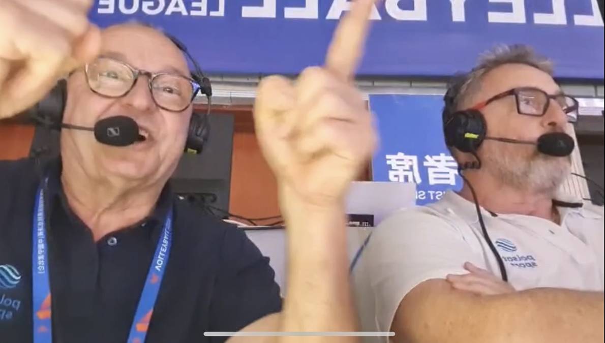 Dwóch mężczyzn w słuchawkach z mikrofonami, gestykulujących z radością.