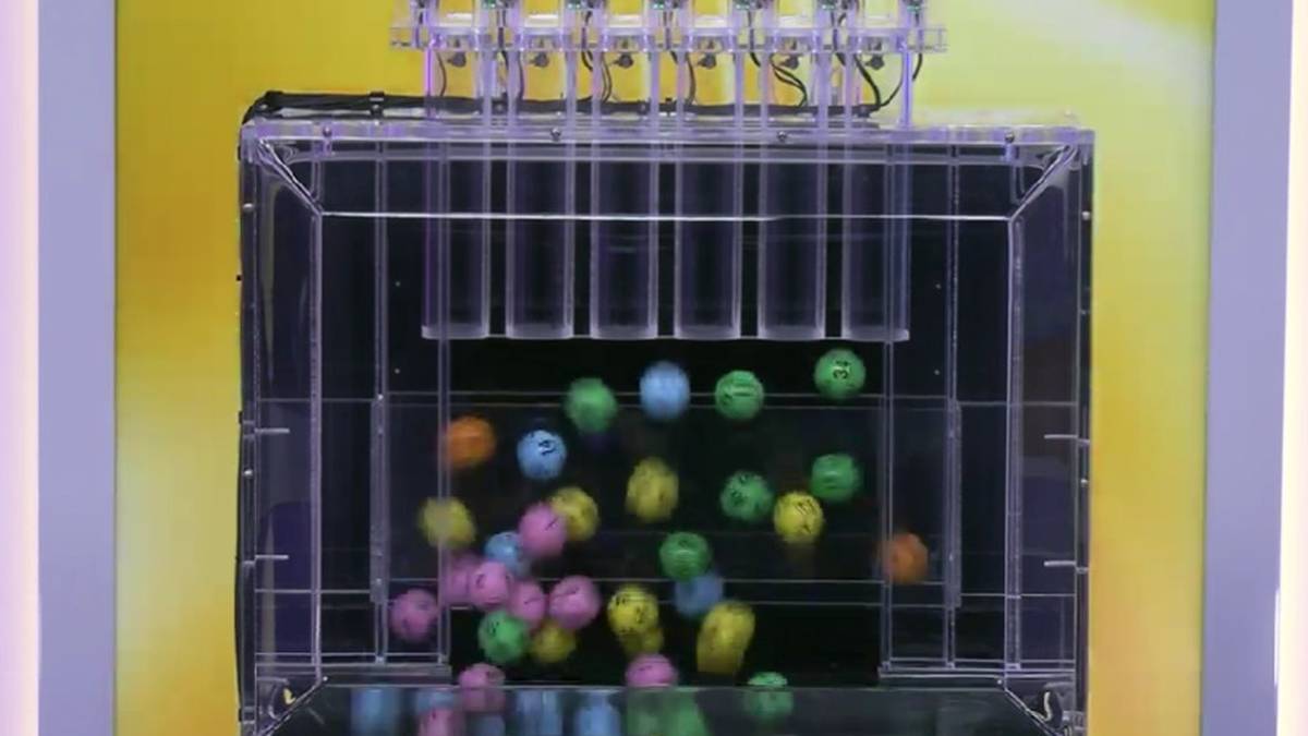 Maszyna losująca z kolorowymi kulami.