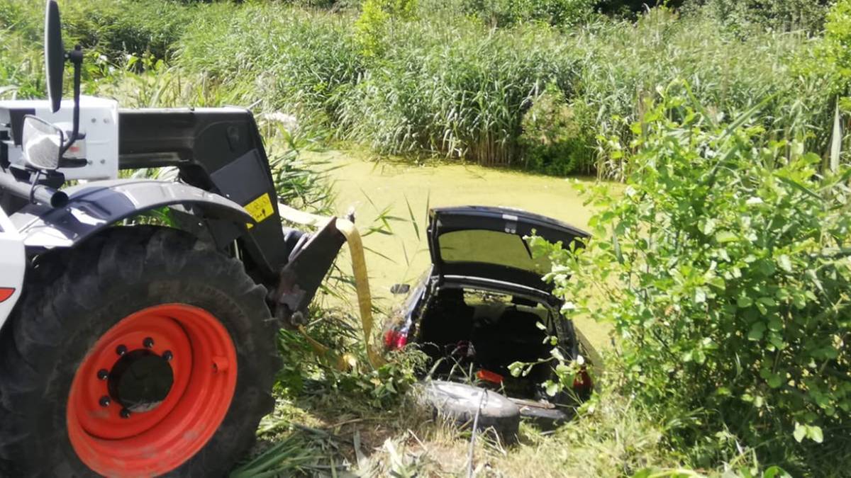 Samochód znaleziony w stawie. Właściciel się wytłumaczył