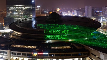 "Politycy mówią, liderzy działają". Greenpeace wyświetlił napisy na katowickim Spodku
