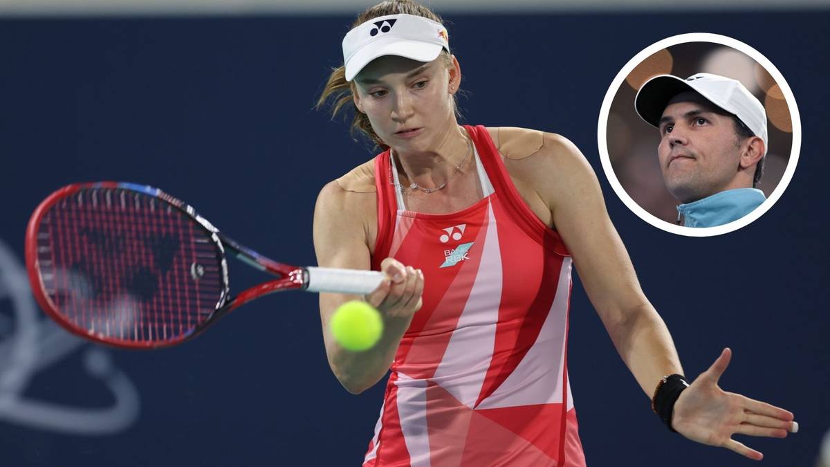 Tenisistka Iga Świątek uderza piłkę rakietą podczas meczu.