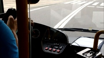 Wioząc pasażerów, kierowca autobusu "bawił się" telefonem. Przeglądał wpisy, dodawał komentarze