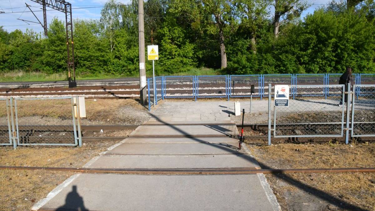 Nietypowy wypadek na torach. Nastolatek miał sporo szczęścia