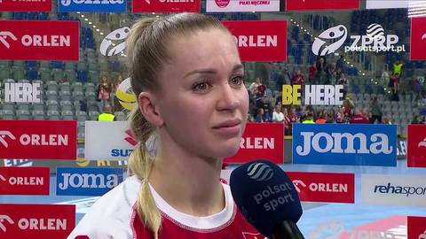 Portret młodej kobiety, zawodniczki piłki ręcznej, z zapłakaną twarzą, podczas wywiadu po meczu.