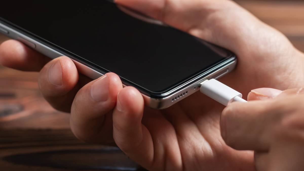 Nie ładuj tak telefonu. Ten błąd może skończyć się pożarem