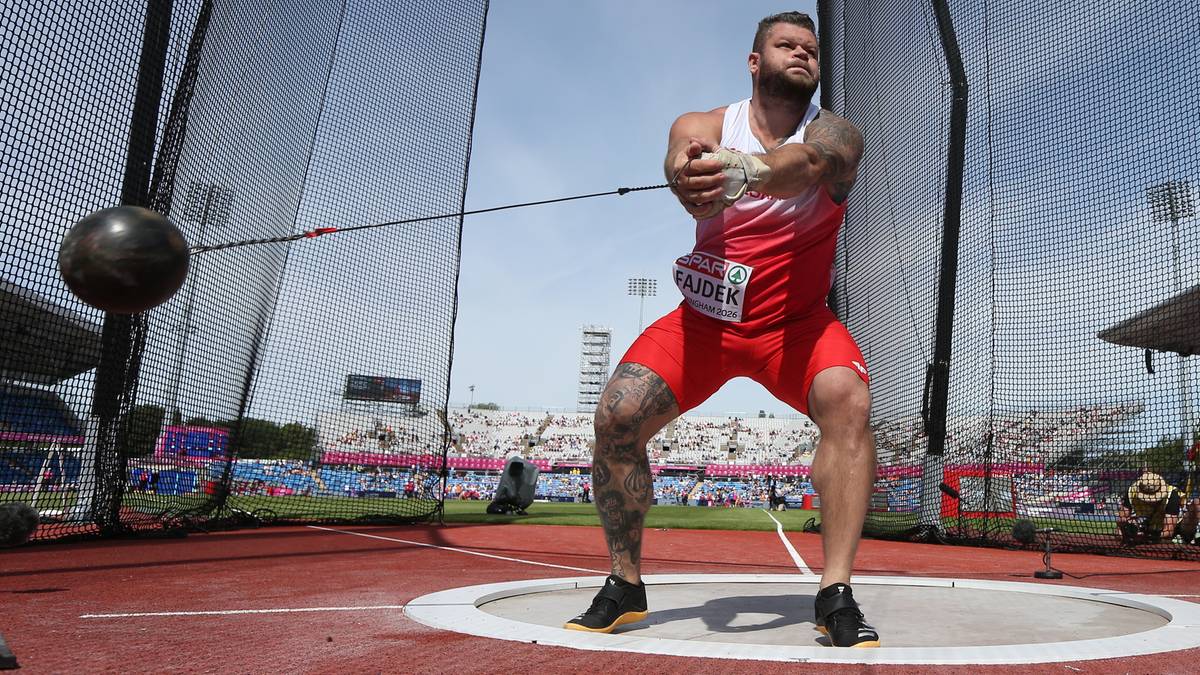 Paweł Fajdek w trakcie rzutu młotem na stadionie lekkoatletycznym