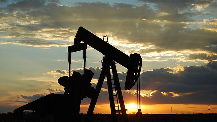 Jest zgoda na obniżenie wydobycia ropy. Jej cena szybuje w górę
