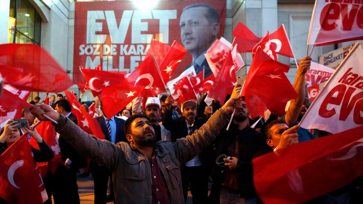 Erdogan triumfuje i rozważa kolejne referendum - ws. kary śmierci