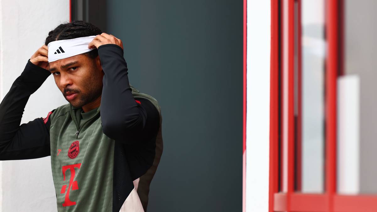 Piłkarz zakłada opaskę na głowę.