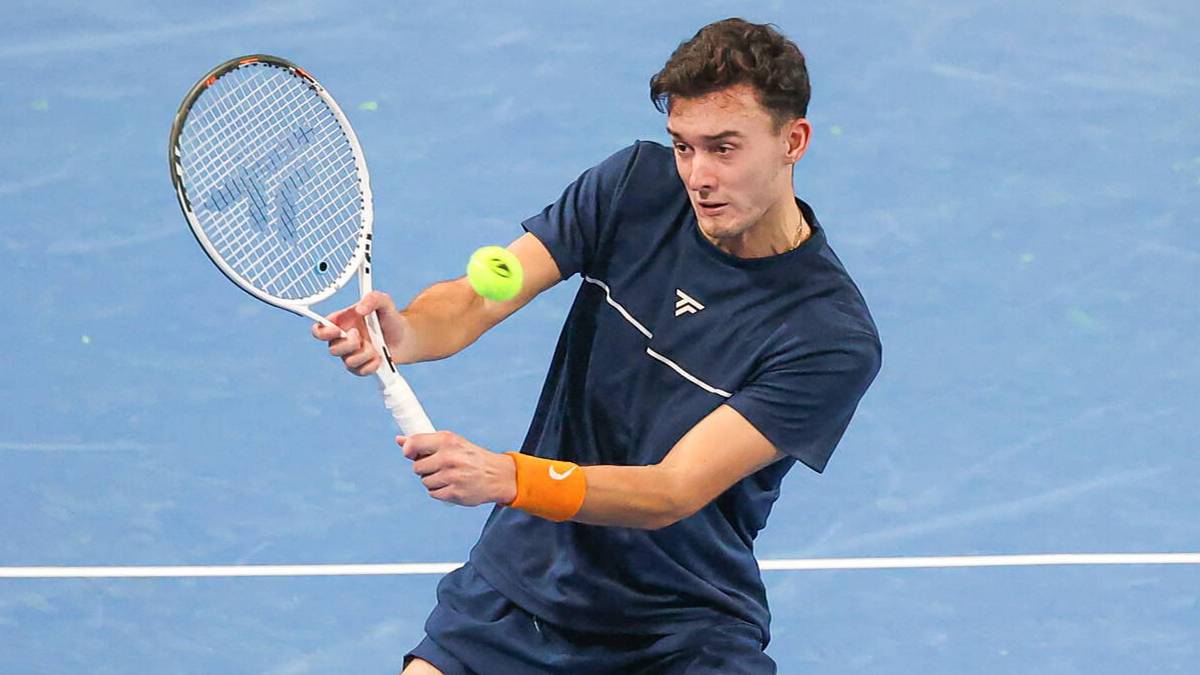 Tenisista Filip Pieczonka wykonuje zamach rakietą podczas meczu na korcie.