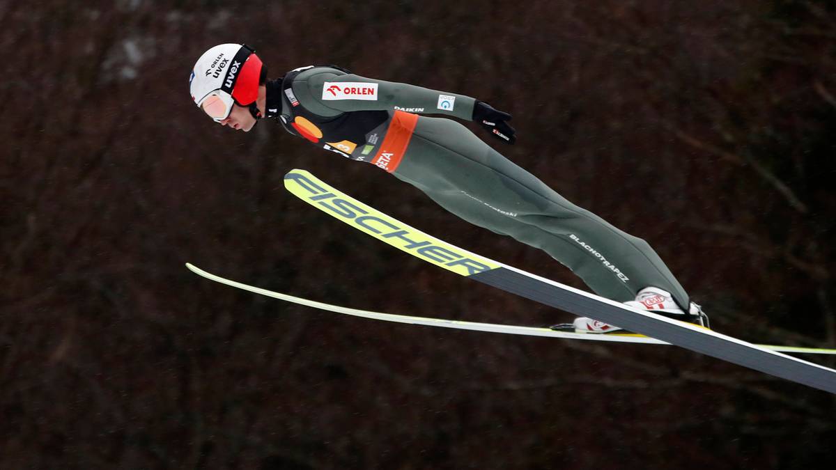 Skoczek narciarski w locie podczas zawodów