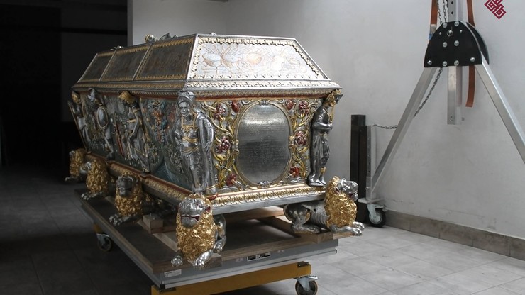 Odnowione sarkofagi władców z dynastii Wazów wróciły do katedry na Wawelu