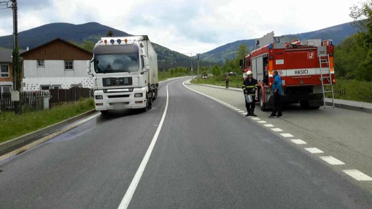 Polski kierowca wjechał w Czechach na remontowaną drogę. Spowodował straty warte niemal 900 tys. zł