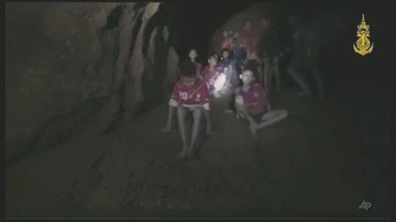 Odnalezione dzieci mogą spędzić w zalanej jaskini kilka miesięcy. "Żaden z nich nie potrafi pływać"
