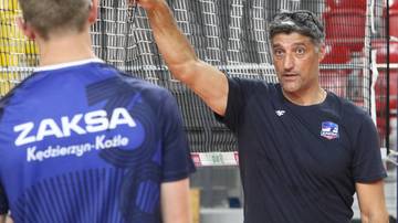 Trener siatk&oacute;wki w ciemnej koszulce z emblematem klubu zwraca się z uwagą do zawodnika w niebieskiej koszulce z napisem ZAKSA Kędzierzyn-Kozle podczas treningu.