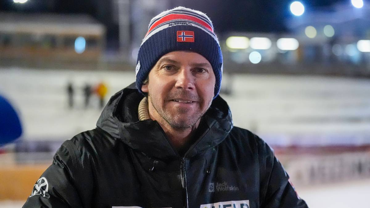 Portret mężczyzny w czapce zimowej i kurtce, prawdopodobnie trenera norweskiej kadry skoczk&oacute;w narciarskich.