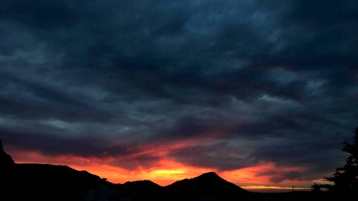 W środku dnia zapadły ciemności. Ludzie nie widzieli się nawzajem
