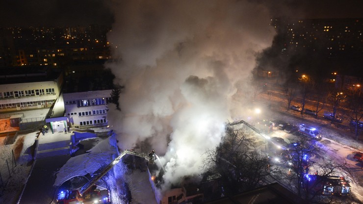 Płonie warsztat samochodowy w Warszawie. Pożar przerzucił się na budynek mieszkalny