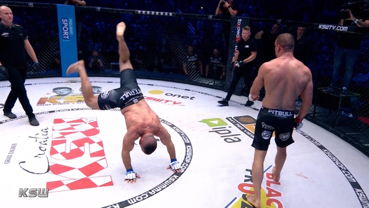 Brytyjskie poczucie humoru! Przegrał przez nokaut i zrobił fikołka