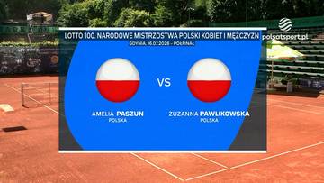 Na niebieskim tle wyświetlony jest ekran z informacją o meczu tenisowym. Po lewej stronie znajduje się nazwisko AMELIA PASZUN z flagą Polski, a po prawej ZUZANNA PAWLIKOWSKA z flagą Polski. Pomiędzy nazwiskami widnieje napis "VS". Powyżej widnieje napis "LOTTO 100. NARODOWE MISTRZOSTWA POLSKI KOBIET I MĘŻCZYZN GDYNIA 16.07.2020 - P&Oacute;ŁFINAŁ". W tle widoczny jest kort tenisowy.