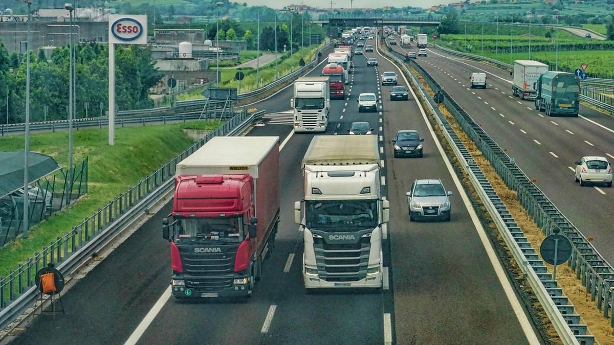 Decyzja ws. podatku od samochodów spalinowych. Szef rządu ogłasza
