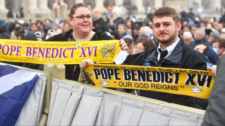 Pogrzeb Benedykta XVI. Tysiące wiernych na placu św. Piotra w Watykanie
