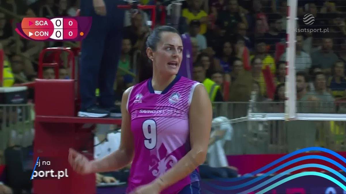 Siatkarka w różowej koszulce z numerem 9 na piersiach, podczas meczu siatkówki.