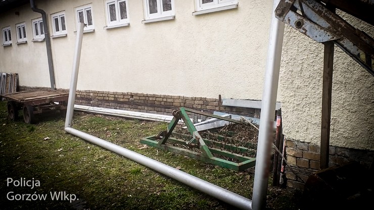 Gorzów Wielkopolski: Weszli na stadion i ukradli bramkę. Na oczach policjantów