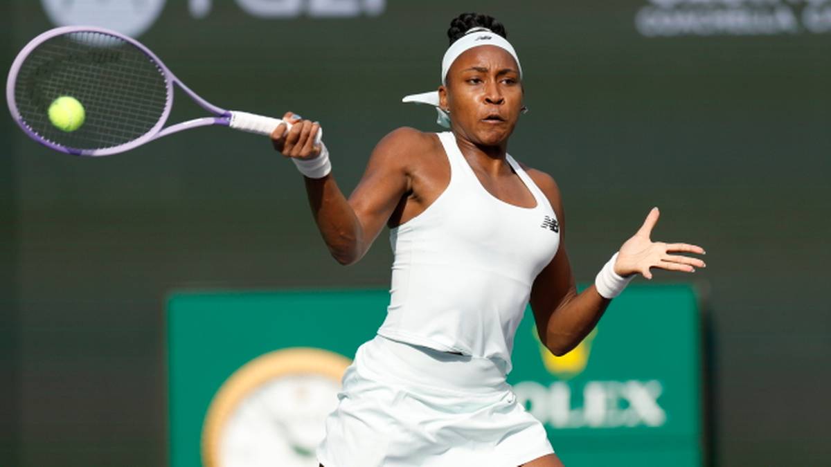 Coco Gauff odbija piłkę rakietą podczas meczu tenisowego.