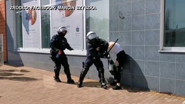 Kontrowersyjna interwencja policji. Protestująca powalona na ziemię