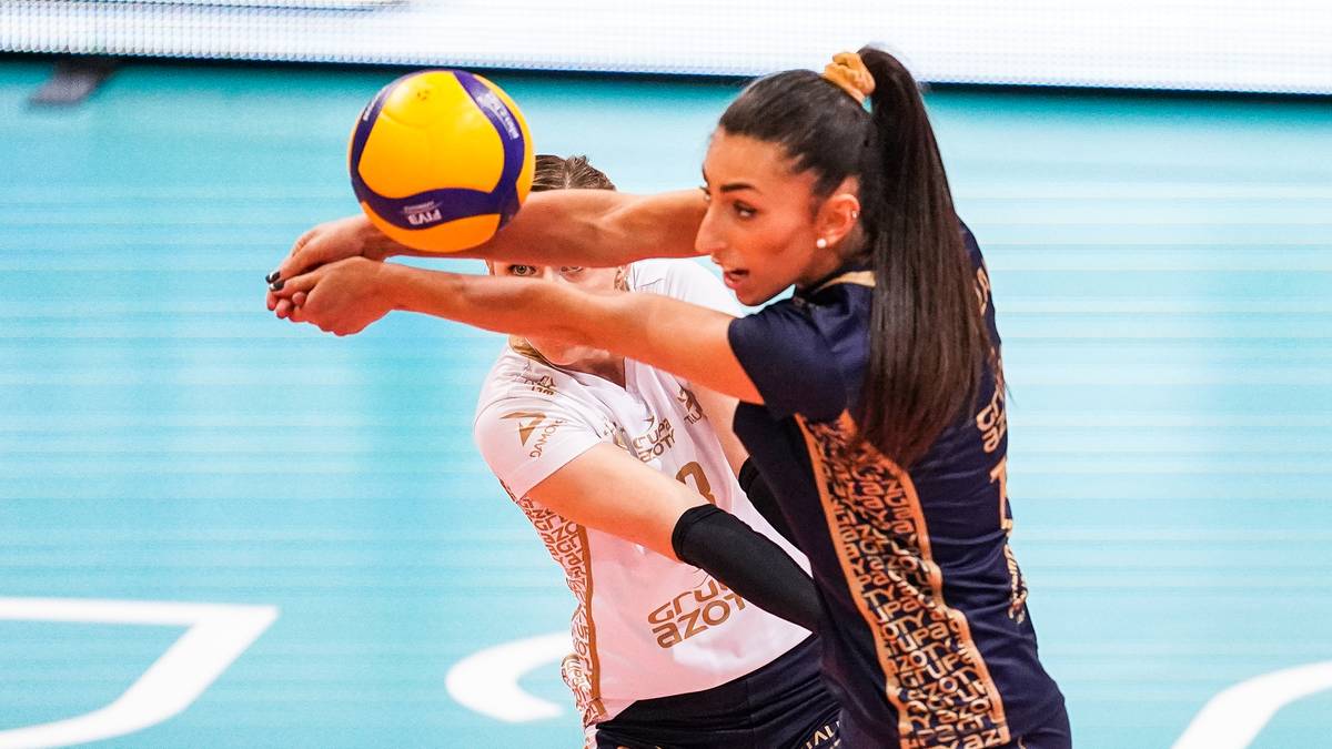 Siatkarka Olga Strantzali odbija piłkę w przyjęciu podczas meczu.