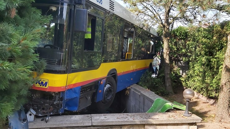 Autobus Komunikacji Miejskiej wjechał na teren posesji. 6 osób w szpitalu