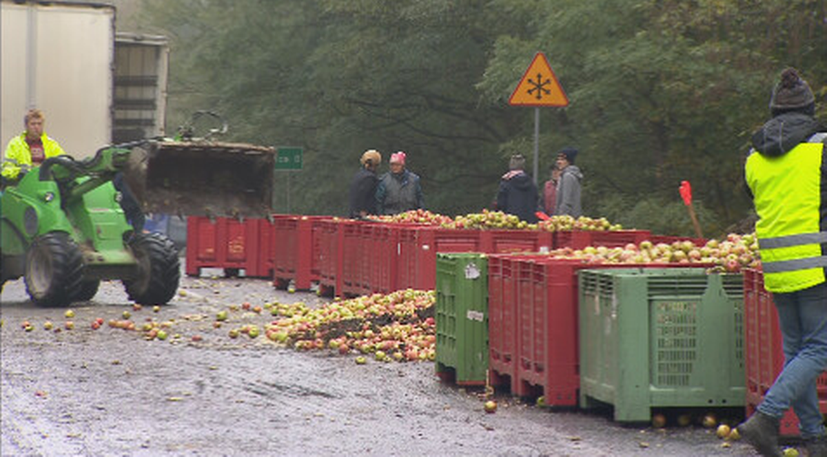 Kamion: Tony jabłek na drodze. Wypadek koło Żyrardowa