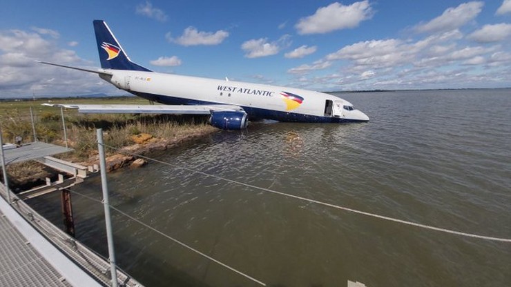 Francja. Samolot towarowy wypadł z pasa. Zsunął się do jeziora
