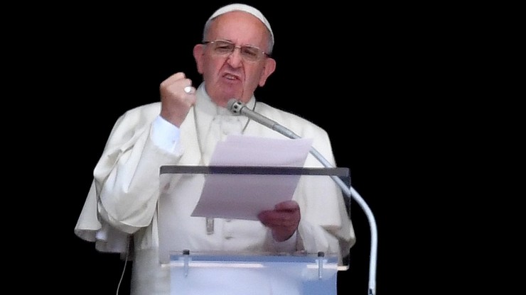 Papież potępił atak w kościele we Francji