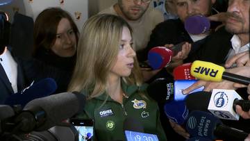 Maja Chwalińska, polska tenisistka, odpowiada na pytania reporter&oacute;w otoczona przez liczne mikrofony.