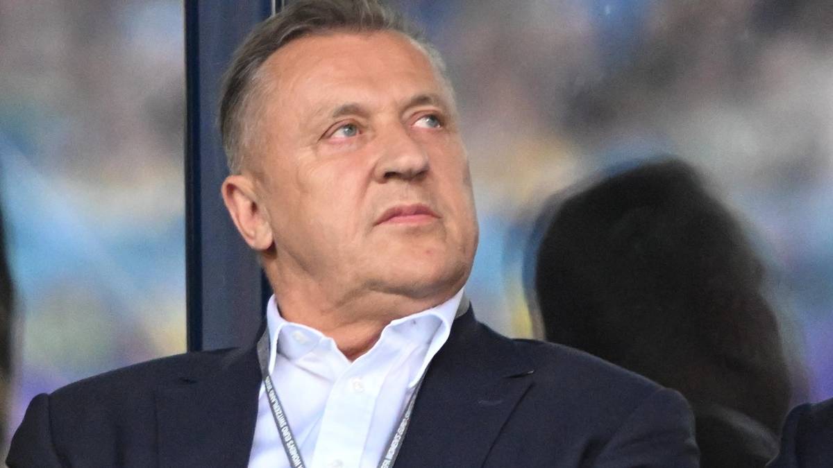 Portret mężczyzny w garniturze, Prezesa PZPN Cezarego Kuleszy, patrzącego w g&oacute;rę.