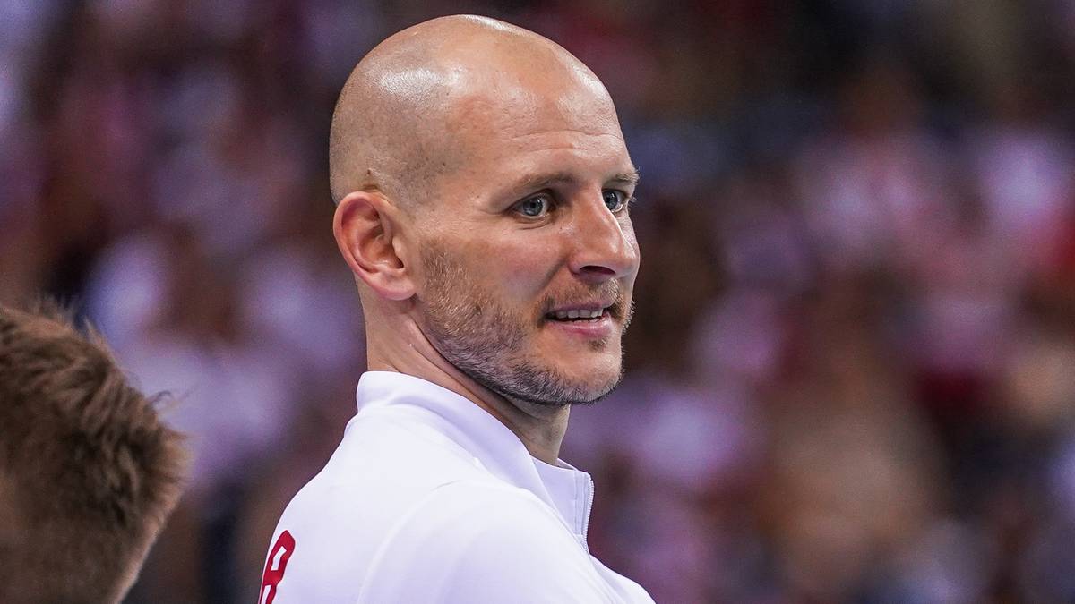 Portret siatkarza w białej koszulce z widocznym numerem 9.