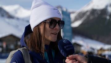 Portret Mai Włoszczowskiej w białej czapce i okularach przeciwsłonecznych, m&oacute;wiącej do mikrofonu.