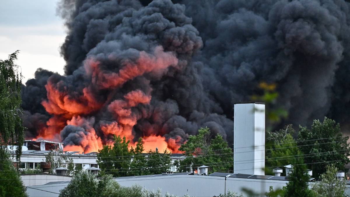 Ogromny pożar hali w Mińsku Mazowieckim. 200 strażaków w akcji, alert RCB