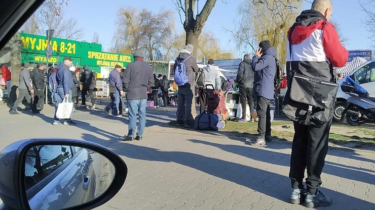Nie wszyscy Polacy #zostająwdomu. Tłumy przed bazarem, młodzież nad rzeką