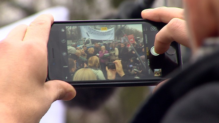 #DzieńBezPolityków i zdjęcia posłów bez twarzy. Media protestują przeciwko blokowaniu dostępu do Sejmu