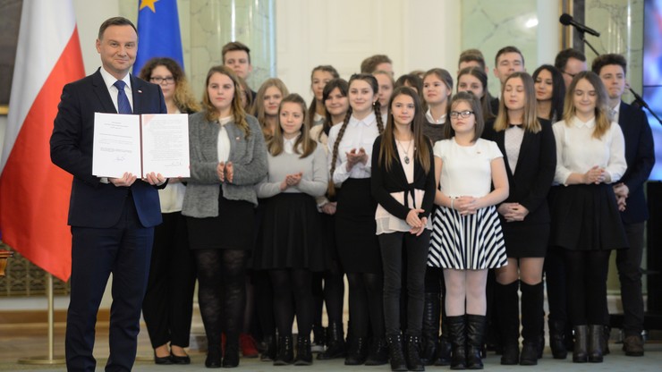 "Wyraz pewnej sprawiedliwości". Prezydent podpisał ustawę ws. ulg dla uczniów polskich szkół za granicą