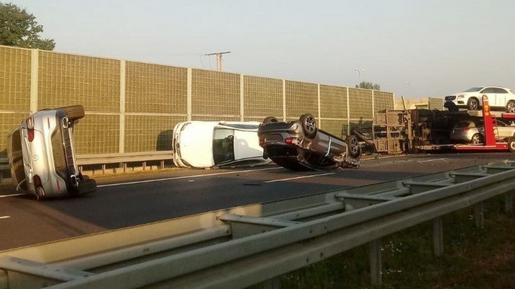 Zderzenie dwóch samochodów ciężarowych na S7. Z naczepy wypadły na jezdnię auta osobowe